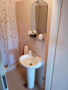 een badkamer met een wastafel en een spiegel bij Apartment Lidija in Herceg-Novi