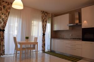 Virtuvė arba virtuvėlė apgyvendinimo įstaigoje MC Malpensa Airport Home