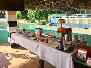 - une table avec de la nourriture à côté de la piscine dans l'établissement Ocean Palms, à Ocho Rios