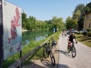 Vožnja biciklom pokraj objekta Il Glicine sul Garda Appartamento Turistico ili u blizini