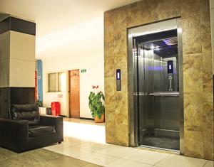 a lobby with a elevator in a building at Hotel Centro Real in San Gil