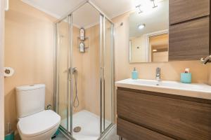 A bathroom at Stylish Athenian Flat
