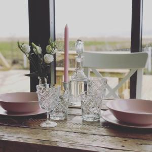 ÖlfusにあるAkurgerði Guesthouse 8 - Country Life Styleのテーブル(皿、グラス、ボトル付)