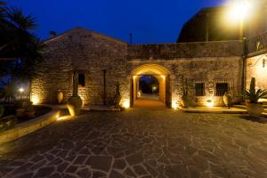 モーディカにあるLe Tre Giareの夜間中庭付きの石造りの建物