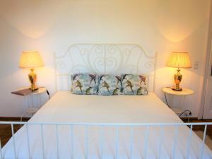 ヴァイトホーフェン・アン・デア・イプスにあるAppartement Ambienteのベッドルーム1室(白いベッド1台、ランプ2つ付)