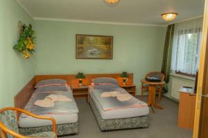 
Ein Bett oder Betten in einem Zimmer der Unterkunft Pension zum Schwanenteich
