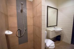 W łazience znajduje się prysznic, toaleta i umywalka. w obiekcie Jumbo House w mieście Tha Sae