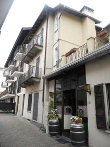 a building with flowerpots and balconies on a street at Appartamento Angelina in Stresa +23 photos
