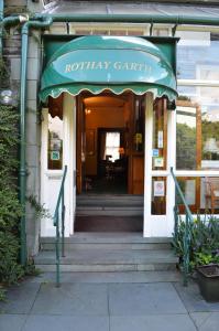 uma entrada para um centro rotativo com um toldo verde em Rothay Garth em Ambleside