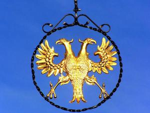 un objeto metálico dorado con dos pájaros. en Garni Hotel Post, en Weissenstadt