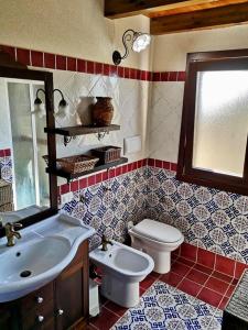 アルカモにあるVilla Raspantiのバスルーム(洗面台、トイレ付)