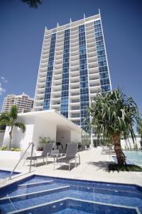 un hotel con piscina e un edificio di Ocean Pacific Resort - Official a Gold Coast