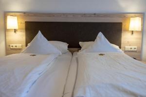 Postel nebo postele na pokoji v ubytování Landgasthaus Zollerstuben
