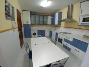 Kuchyňa alebo kuchynka v ubytovaní Dúplex centro, climatizado, garaje, piscina, WIFI