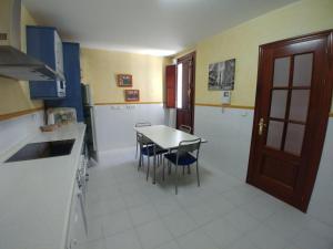 Kuchyňa alebo kuchynka v ubytovaní Dúplex centro, climatizado, garaje, piscina, WIFI