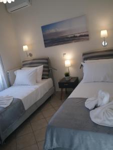 ハニア・タウンにあるUrban Sea Aptsのホテルルーム(白い枕のベッド2台付)