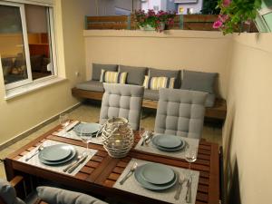 A seating area at Urban Sea Apts