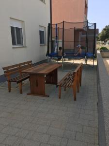 Stolní tenis v ubytování Apartmani Zaton nebo okolí