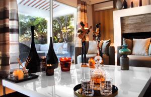 アジャクシオにあるVilla Santa Monicaのリビングルーム(キャンドルと花瓶のあるテーブル付)