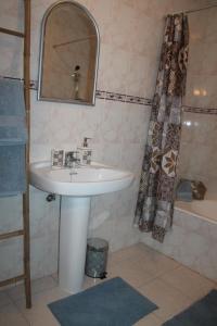 Bilik mandi di Mira House +19 gambar
