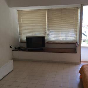 Habitación con TV en el alféizar de la ventana en Appartamento in residence Laghi di Sibari en Sibari