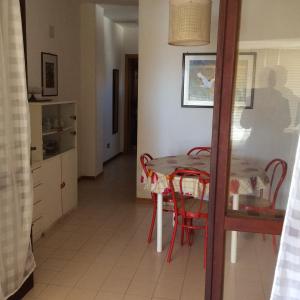 a kitchen and dining room with a table and chairs at Appartamento in residence Laghi di Sibari in Sibari