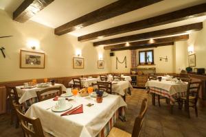 um restaurante com mesas e cadeiras com toalha de mesa branca em Hotel Rural Besaro - Selva de Irati em Izalzu