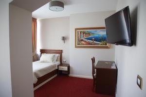 Televisyen dan/atau pusat hiburan di Rozafa Hotel