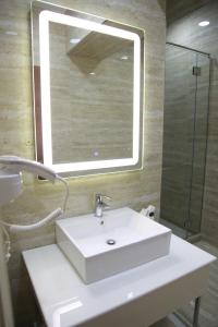 Bilik mandi di Rozafa Hotel