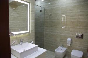 Bilik mandi di Rozafa Hotel