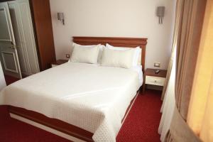 Katil atau katil-katil dalam bilik di Rozafa Hotel