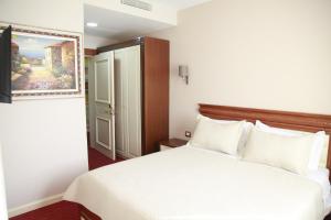 Katil atau katil-katil dalam bilik di Rozafa Hotel