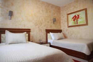Katil atau katil-katil dalam bilik di Rozafa Hotel