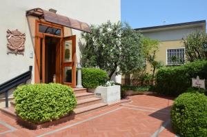 a house with a staircase leading to a door at Albergo Ristorante Papa in Peschiera del Garda