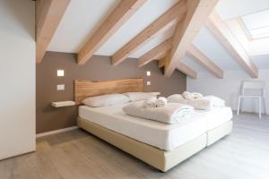 A bed or beds in a room at La Giostra Home Apartments
