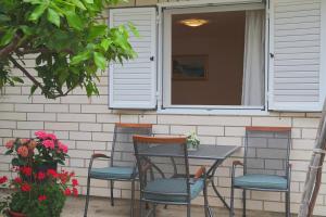 a table and four chairs sitting on a patio at Studio apartman Mia in Stobreč
