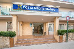 um edifício hospitalar com um sinal que diz casa mediterrano em Hotel Costa Mediterraneo em El Arenal