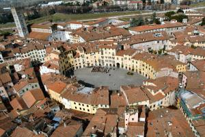 een luchtzicht op een stad met gebouwen bij Da Laura in Lucca