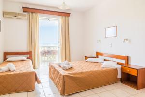 A bed or beds in a room at Pelagos Studios