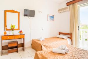 A bed or beds in a room at Pelagos Studios