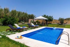 Bazén v ubytování Summer Breeze Villa nebo v jeho okolí
