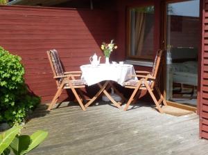 einen Tisch und zwei Stühle auf einer Terrasse in der Unterkunft Ferien an der Ostsee in Thomsdorf