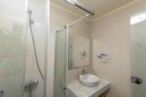Ein Badezimmer in der Unterkunft Rodos Star Hotel