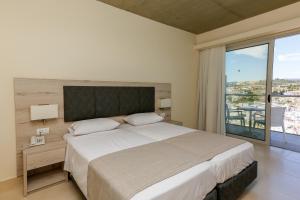 Ein Bett oder Betten in einem Zimmer der Unterkunft Rodos Star Hotel