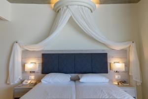 Ein Bett oder Betten in einem Zimmer der Unterkunft Rodos Star Hotel