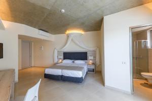 Ein Bett oder Betten in einem Zimmer der Unterkunft Rodos Star Hotel