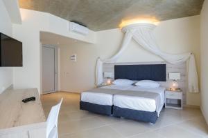 Ein Bett oder Betten in einem Zimmer der Unterkunft Rodos Star Hotel