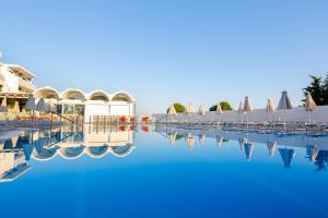 Der Swimmingpool an oder in der Nähe von Rodos Star Hotel