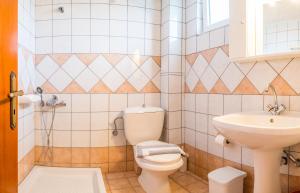 A bathroom at Pelagos Studios