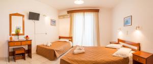 A bed or beds in a room at Pelagos Studios